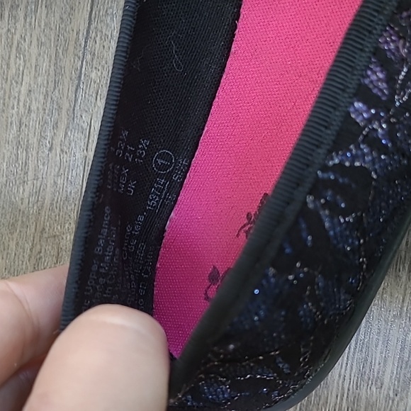 Disney Descendants Slip On Lace Flats Multicolored Size 1 - Picture 2 of 5